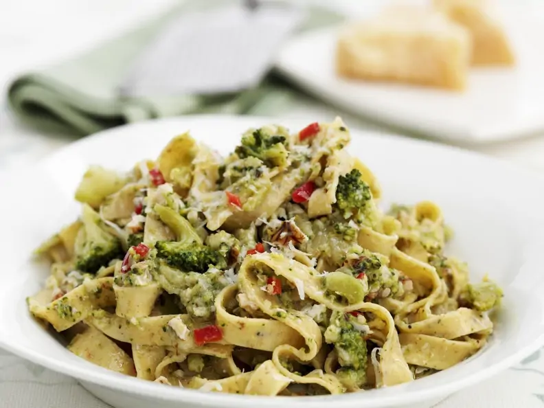 Tagliatelle mit Brokkoli und Nüssen
