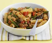 Rigatoni mit grünen Bohnen, Tomaten und Thunfisch