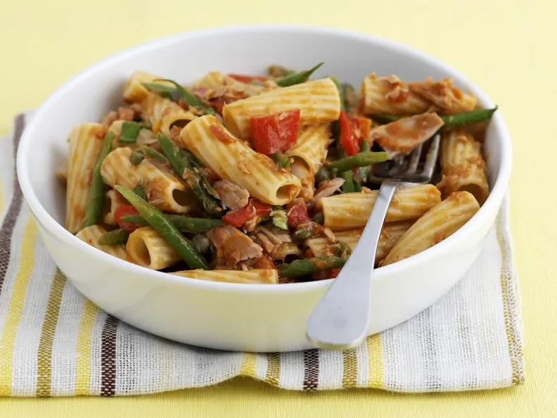 Rigatoni mit grünen Bohnen, Tomaten und Thunfisch
