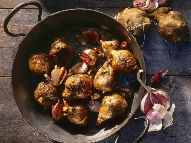Topinambur mit Knoblauch aus der Pfanne