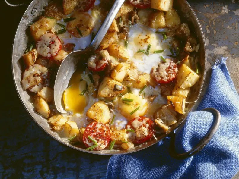 Frühstück auf englische Art mit Bratkartoffeln und Spiegelei