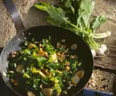 Pfannengemüse mit weißen Rübchen und Pinienkernen