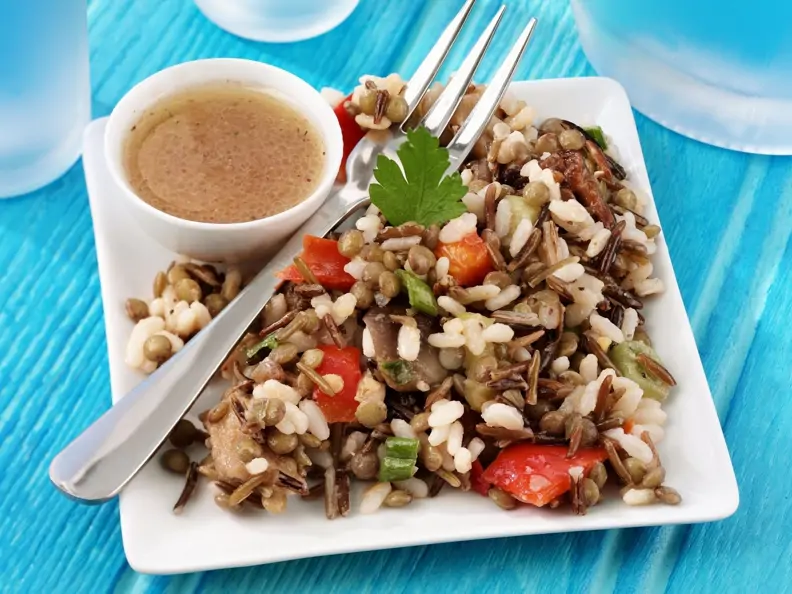 Reissalat mit Linsen, Auberginen und Paprika