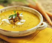 Karottensuppe mit Crème fraîche