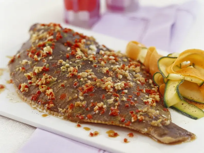 Scholle mit Paprikamarinade und Karotten-Zucchinisalat