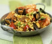 Paella mit Muscheln und Hähnchen