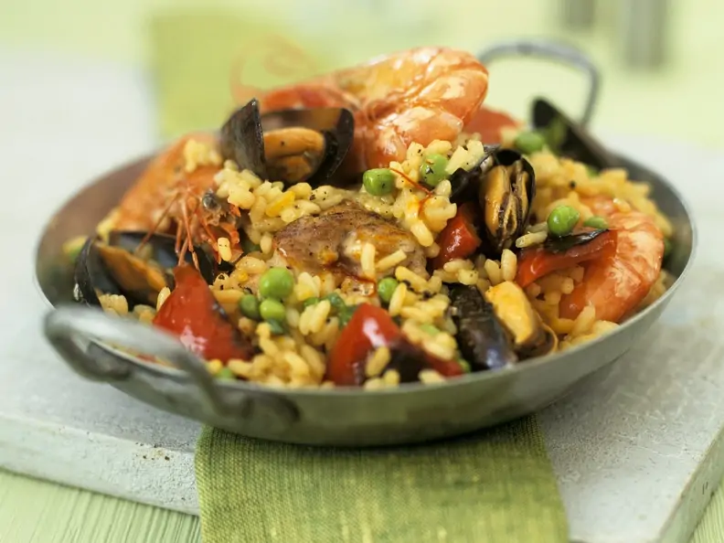 Paella mit Muscheln und Hähnchen