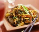 Asiatische Nudeln mit Gemüse und Rindfleisch