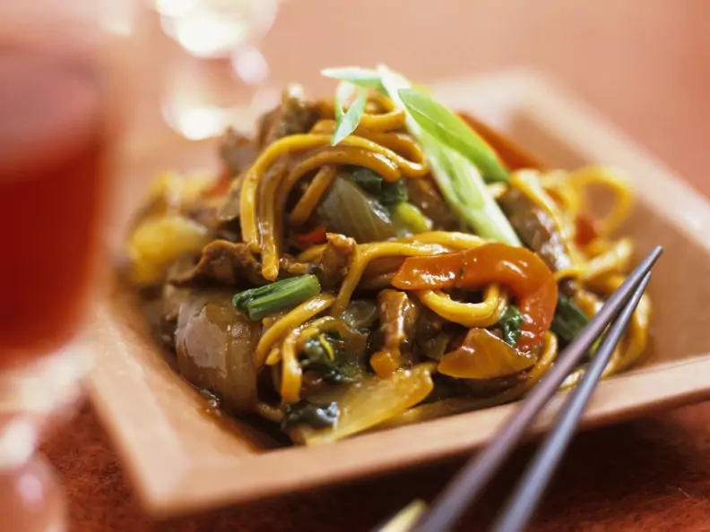 Asiatische Nudeln mit Gemüse und Rindfleisch