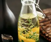 Gewürz-Olivenöl mit Zitrone und Kräutern