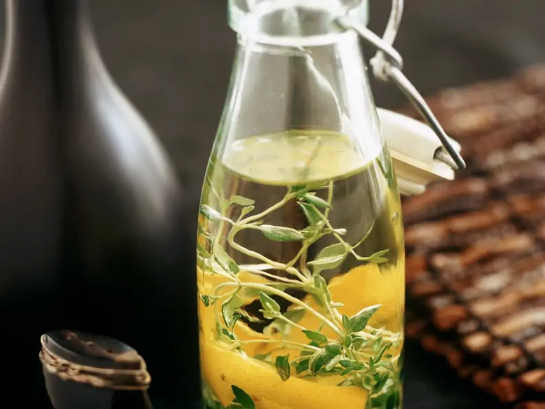 Gewürz-Olivenöl mit Zitrone und Kräutern