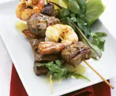 Rindfleisch-Shrimps-Spieße vom Grill mit Blattsalat