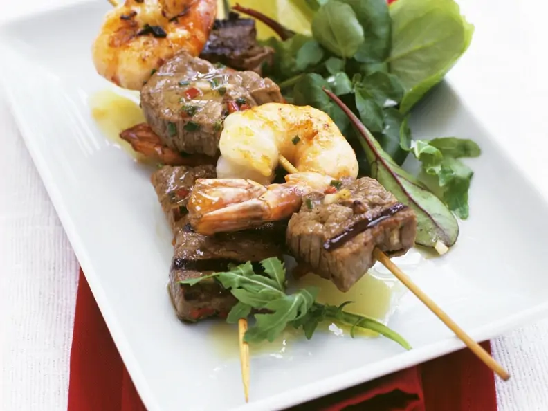 Rindfleisch-Shrimps-Spieße vom Grill mit Blattsalat
