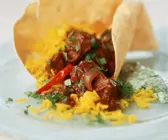 Scharfes Curry mit Lamm dazu Safranreis und indisches Brot (Papadam)