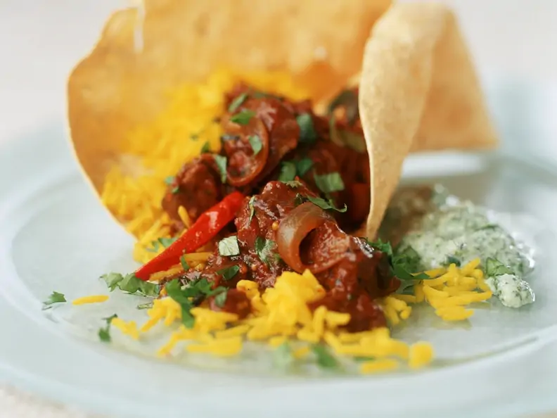 Scharfes Curry mit Lamm dazu Safranreis und indisches Brot (Papadam)