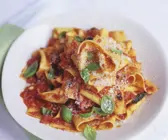 Pasta mit Tomaten-Paprika-Sauce