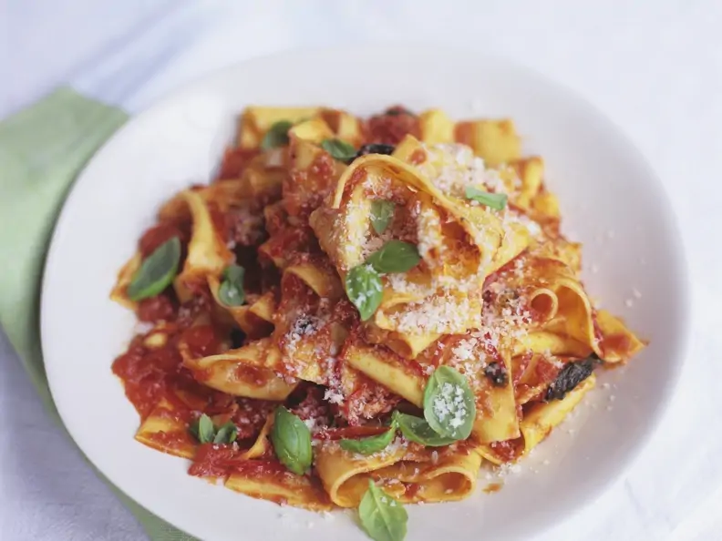 Pasta mit Tomaten-Paprika-Sauce
