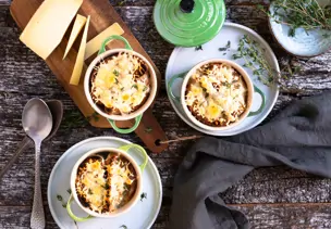 Zwiebelsuppe mit überbackenem Vollkornbaguette