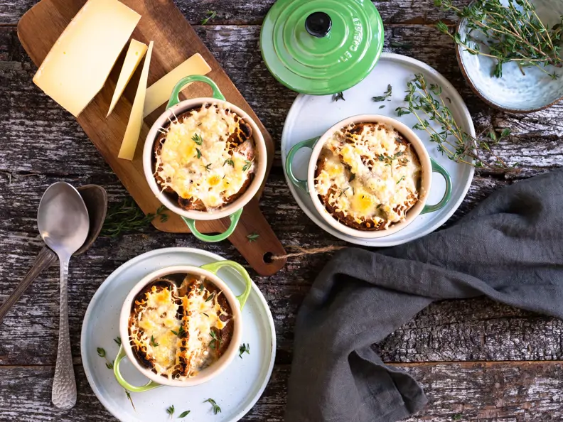 Zwiebelsuppe mit überbackenem Vollkornbaguette