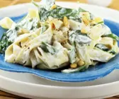 Bandnudeln mit Frischkäse, Spinat und Pinienkernen