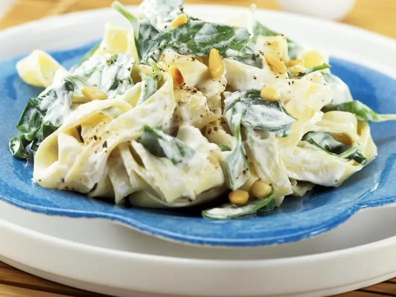 Bandnudeln mit Frischkäse, Spinat und Pinienkernen