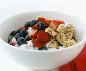 Müsli mit frischen Beeren und fettarmem Joghurt