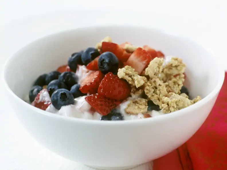 Müsli mit frischen Beeren und fettarmem Joghurt