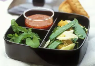 Fenchelsalat mit Zuckerschoten und Orangen und Tomatendressing mit Senf