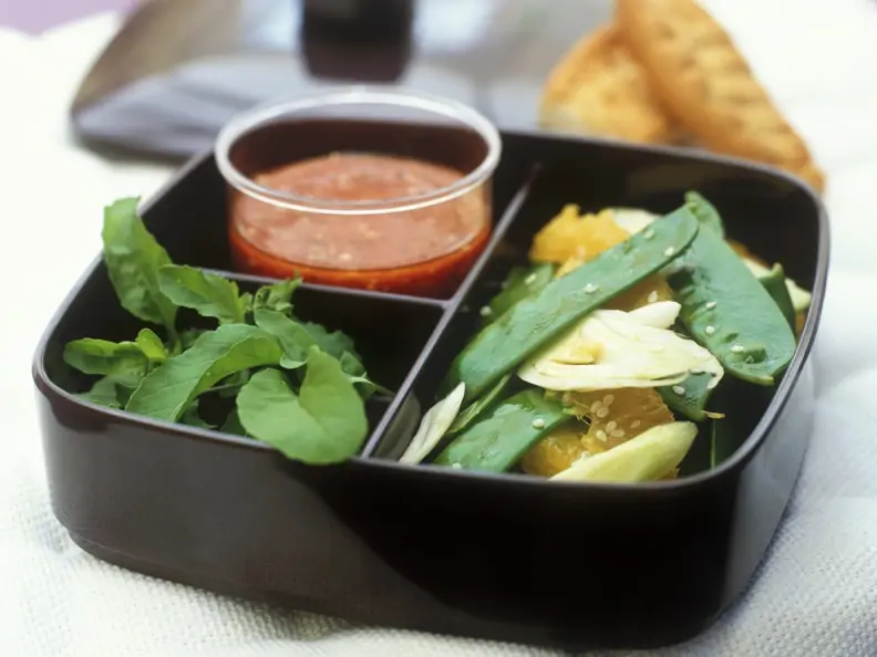 Fenchelsalat mit Zuckerschoten und Orangen und Tomatendressing mit Senf