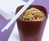 Japanische Buchweizennudeln mit Paprikawürfeln