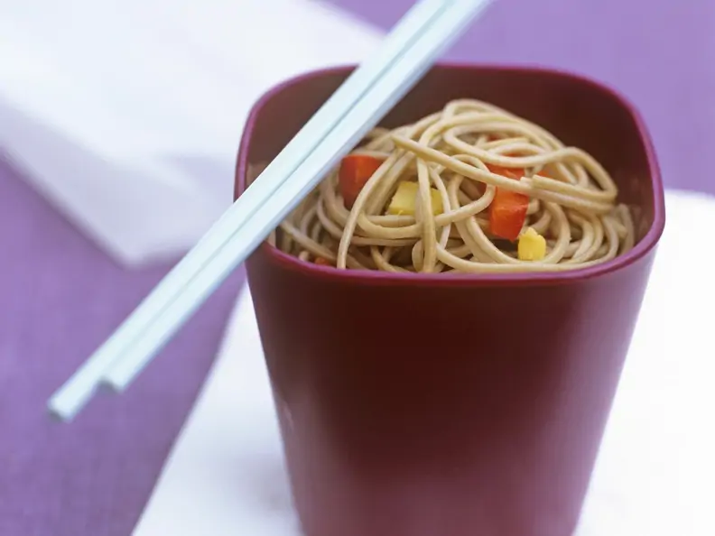 Japanische Buchweizennudeln mit Paprikawürfeln