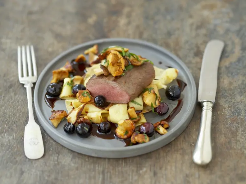 Rehrücken mit Pfifferlingen und Blaubeeren