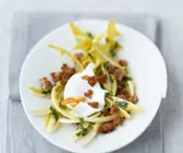 Löwenzahnsalat mit pochiertem Ei