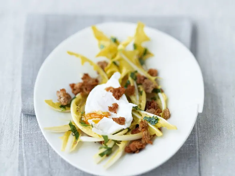 Löwenzahnsalat mit pochiertem Ei