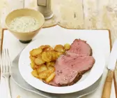 Roastbeef mit Bratkartoffeln und Remoulade