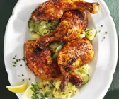 Marinierte Hähnchenschenkel auf Kartoffel-Gurken-Salat
