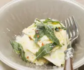 Ravioli mit Butter und frittierten Salbeiblättern