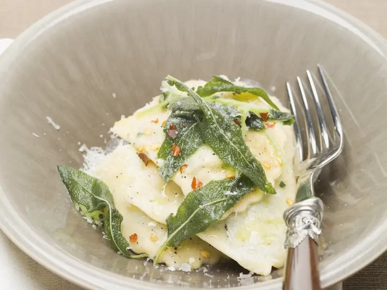 Ravioli mit Butter und frittierten Salbeiblättern