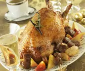 Gänsebraten mit Kastanien und Apfel gefüllt