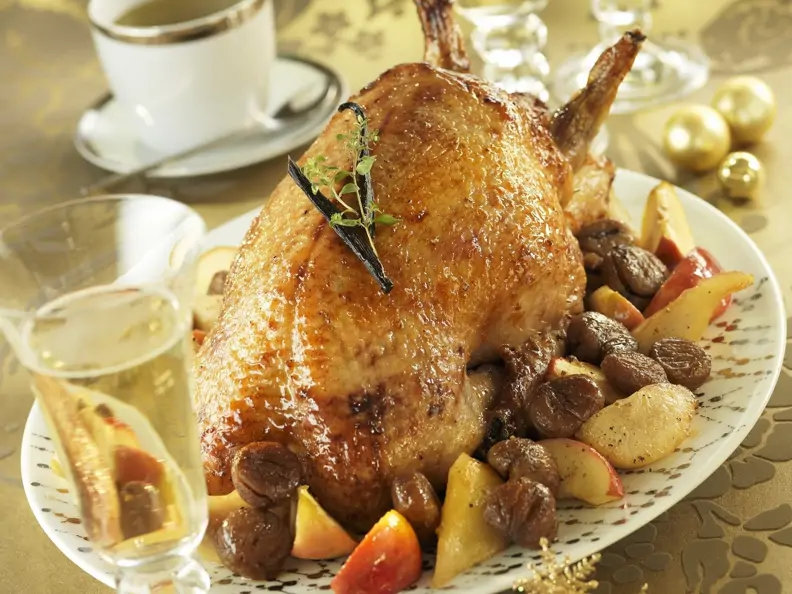 Gänsebraten mit Kastanien und Apfel gefüllt
