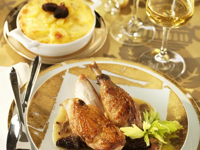 Brathähnchen mit Morchel-Sahne-Sauce und Kartoffelgratin