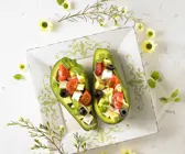Avocado mit Käsewürfeln