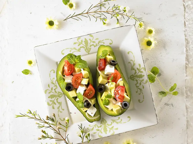 Avocado mit Käsewürfeln