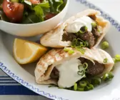 Pitabrot mit Lammfleisch gefüllt