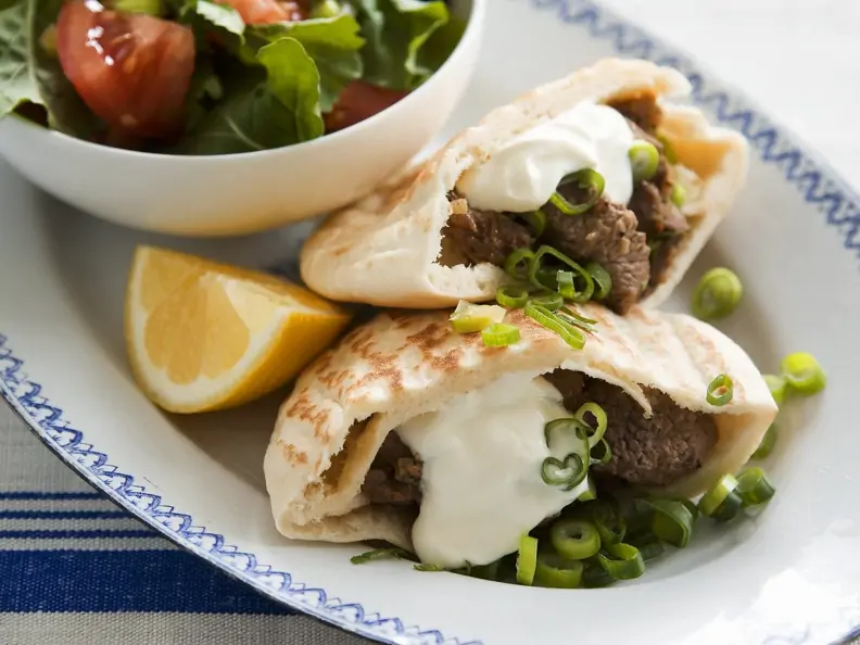 Pitabrot mit Lammfleisch gefüllt