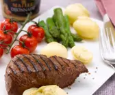 Rumpsteak mit grünem Spargel, Kirschtomaten und gedünsteten Kartoffeln