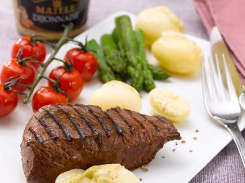 Rumpsteak mit grünem Spargel, Kirschtomaten und gedünsteten Kartoffeln