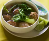 Asiatische Suppe mit Paksoi und Hackbällchen