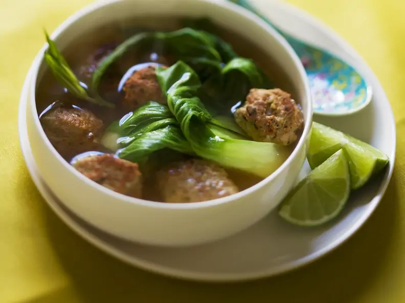 Asiatische Suppe mit Paksoi und Hackbällchen