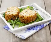 Quark-Käse-Rolle im Walnussmantel